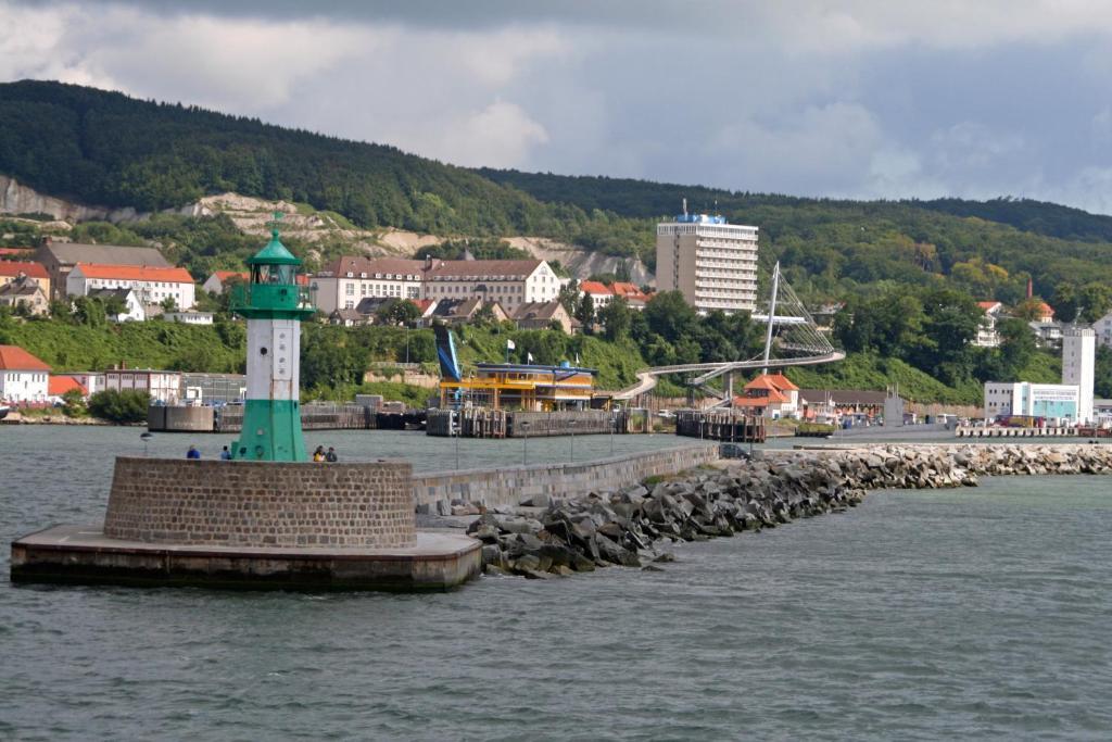 Pension & Ferienwohnungen Schneidereit Sassnitz Exterior photo